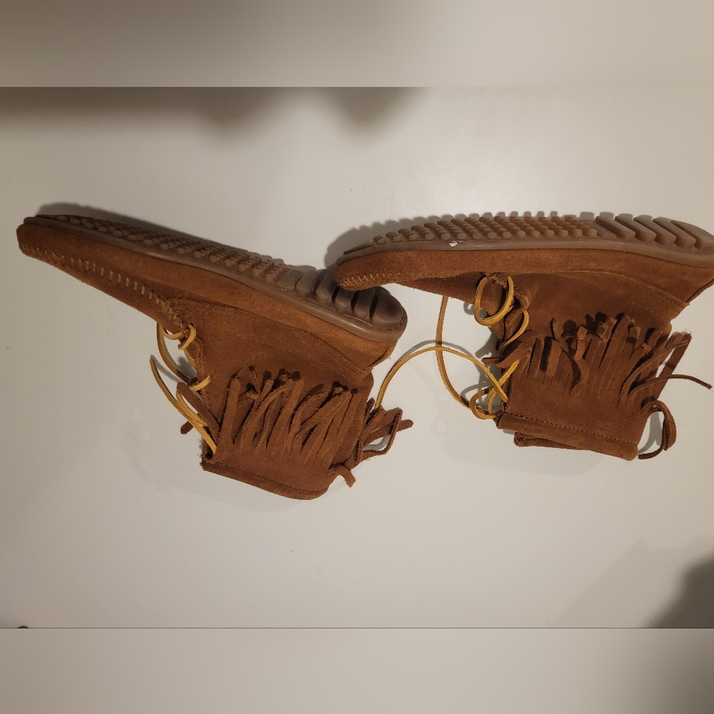 Minnetonka Womans Size 8 High Top Moccasin